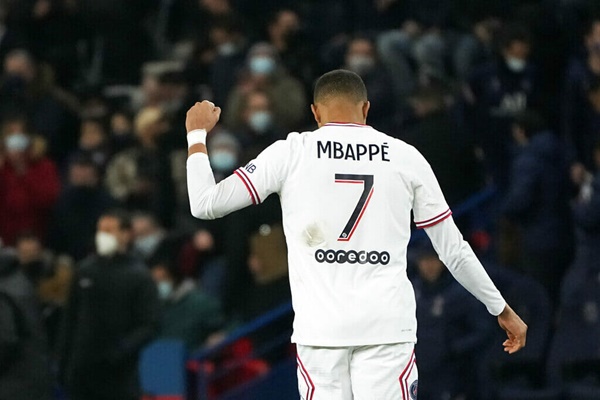 Tỏa sáng giúp PSG thoát thua, Mbappe vẫn bị chỉ trích vì thói côn đồ hung hãn