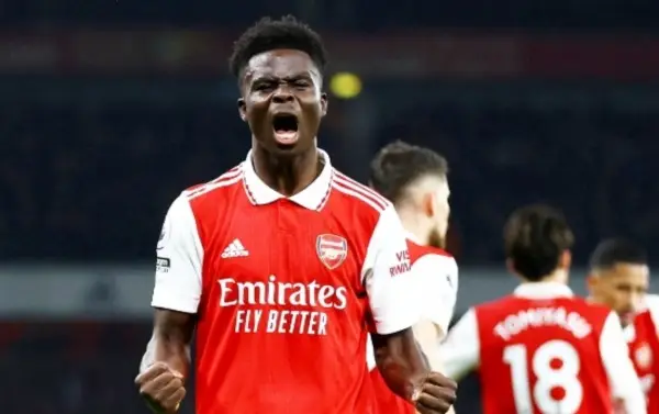 Bukayo Saka đã tiệm cận Messi và sánh ngang Ronaldo khi ở cùng độ tuổi