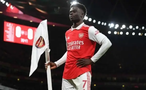 Bukayo Saka đã tiệm cận Messi và sánh ngang Ronaldo khi ở cùng độ tuổi