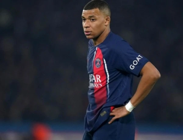 Mbappe chưa ra đi nhưng đã bị HLV PSG rằn mặt