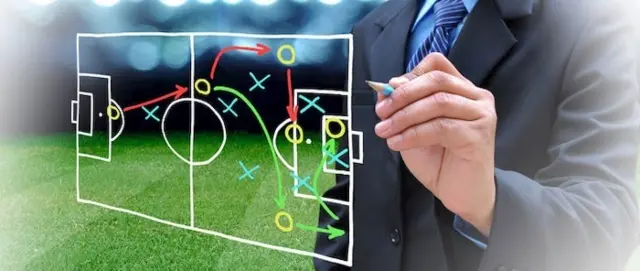 Mách nước cược kèo cơ hội kép: Cách hốt tiền nhà cái Theo nhận định từ cao thủ thì cược cơ hội kép mang đến tỷ lệ thắng cao. Chưa kể cách chơi kèo này cũng đơn giản giúp bạn có cơ hội hốt tiền từ nhà cái tốt nhất. Vậy kèo cược cơ hội kép là gì? Kèo cơ hội kép là gì? Double Chance chính là tên gọi tiếng anh của kèo cơ hội kép trong cá độ bóng đá. Ở 1 khái niệm khác thì kèo Double Chance còn được gọi là kèo cơ hội nhân đôi. Qua đó anh em khi đánh kèo cược Double Chance, bạn sẽ được đặt cược kết hợp giữa 3 kết quả thắng, thua và hoà của trận đấu. Nhìn chung kèo Double Chance là 1 dạng biến thể sâu hơn của kèo Châu Âu. Tuy nhiên so với kèo Châu Âu thì anh em đánh kèo cơ hội kép sẽ có tỷ lệ thắng cao hơn. Vì thế mà kèo Double Chance được nhiều anh em cược thủ ưu ái lựa chọn để tham gia vào các trang cá cược bóng đá uy tín review nhà cái. Ký hiệu về cược cơ hội kép trên bảng kèo nhà cái Trên bản kèo nhà cái thì kinh nghiệm cá cược kèo Double Chance cũng được ký hiệu như kèo Châu Âu là 1×2. Lúc này anh em sẽ đặt cược cho kèo Double Change như sau: 1x: Bạn đặt cược vào kết quả đội chủ nhà thắng hoặc trận đấu kết quả là hoà nhau. 2x: Bạn đặt cược vào kết quả đội khách thắng hoặc trận đấu kết quả là hoà nhau. 12: Bạn đặt cược vào kết quả đội chủ nhà thắng hoặc bạn đặt cược vào kết quả đội khách thắng. Tính tiền cho cược cơ hội kép như thế nào? Với anh em khi đánh kèo cơ hội kép mà chưa biết cách tính tiền thắng thua như thế nào? Bạn hãy áp dụng công thức tính tiền như sau: Tỷ lệ tiền thắng cược 1X = 1: [ (1: odds 1) + (1: odds x)]. Tỷ lệ tiền thắng cược 1 2 = 1: [ (1: odds 1) + (1: odds 2)]. Tỷ lệ tiền thắng cược 2X = 1: [ (1: odds 2) + (1: odds x)]. Trong đó những ký hiệu ở công thức tính tiền được hiểu như sau: Odds 1: Tỷ lệ ăn cược mà nhà cái đưa ra cho đội nhà thắng (cược FT). Odds 2: Tỷ lệ ăn cược mà nhà cái đưa ra cho đội khách thắng (cược FT). Odds x: Tỷ lệ ăn cược mà nhà cái đưa ra cho kết quả hai đội hòa (cược FT). Những mẹo đánh kèo cược cơ hội kép hiệu quả nhất Với kèo cược cơ hội kép khi anh em muốn đánh thắng ở mọi nhà cái hiện nay. Bạn không thể không vận dụng tới những mẹo cược hiệu quả như sau: Đánh kèo cược cơ hội kép ở nhà cái uy tín Cuối cùng để đảm bảo cho anh em đánh kèo cơ hội kép là hiệu quả với tỷ lệ kèo là tốt nhất. Bạn đừng quên lựa chọn 1 nhà cái uy tín cho mình để tham gia soi kèo và chơi cá độ bóng đá. Đây cũng được xem là yếu tố tiên quyết quyết định khá lớn đến cơ hội anh em tham gia đánh kèo cược cơ hội kép hiệu quả hay không? Hiện nay 1 nhà cái uy tín sẽ đáp ứng được yếu tố hợp pháp và số lượng thành viên tham gia đông đảo. Đây chắc chắn sẽ là 1 trong những tiêu chí quan trọng để bạn chọn cho mình 1 nhà cái uy tín nhất để tham gia cá độ bóng đá. Nắm rõ thông tin trận đấu Trước khi anh em xác định có nên đánh kèo cơ hội kép hay không? Bạn cần phân tích những thông tin liên quan tới 2 đội bóng tham gia vào trận đấu như thế nào? Bởi vì việc nắm rõ những thông tin về: Phong độ, lịch thi đấu, thành tích, bảng xếp hạng, lối chơi…của 2 đội. Bạn sẽ có những phân tích để chọn kèo cược cơ hội kép được hiệu quả với tỷ lệ thắng cao. Soi kèo cược cơ hội kép dựa vào phong độ trận đấu Đánh kèo cơ hội kép chuẩn nhờ vào việc soi kèo dựa vào phong độ thi đấu của 2 đội. Cụ thể là: Bạn sẽ đánh kèo 1x hay kèo 2x khi nhận thấy 2 đội thi đấu với phong độ là ngang ngửa nhau về đẳng cấp, lối chơi. Bạn sẽ đánh kèo 12 khi trận đấu nằm trong các giải đấu lớn và thi đấu rất căng thẳng với nhau. Phân tích kèo Châu Âu Kèo Châu Âu là 1 trong những kèo biến thể của kèo cược cơ hội kép. Vì thế để đánh kèo cược cơ hội kép hiệu quả thì anh em đừng quên việc phân tích kèo Châu Âu. Bởi lẽ việc phân tích kèo Châu Âu chuẩn thì bạn sẽ biết được nhà cái đang đánh giá đội nào chiếm lợi thế hơn. Nhờ vậy mà bạn sẽ có thêm những dữ liệu chuẩn để chọn sang kèo cược cơ hội kép cho mình.